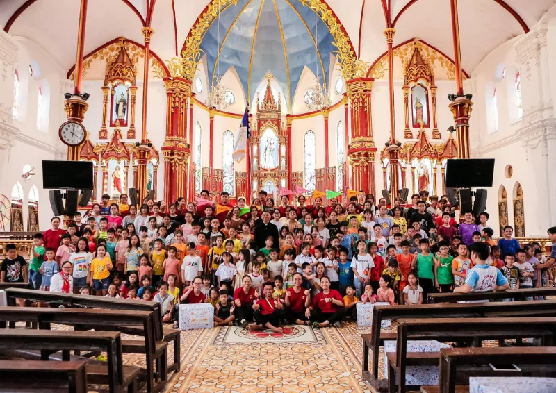 2. Phong trào Thiếu Nhi Thánh Thể tại Việt Nam
Dựa vào những kết quả có được từ Phong trào Nghĩa Bình Thánh Thể ở Pháp, năm 1929, linh mục Dòng Xuân Bích đã đưa Phong trào này vào Việt Nam, phong trào được thành lập đầu tiên tại Hà Nội vào năm 1929. Vào những năm tiếp theo, phong trào Nghĩa Bình Thánh Thể tiếp tục được thành lập tại một số tỉnh khác như:

Năm 1931: Huế, Sài Gòn.
Năm 1932: Phát Diệm, Thanh Hoá.
Năm 1935: Vinh, Vĩnh Long.
Năm 1936: Quy Nhơn.
Năm 1937: Thái Bình, Bùi Chu.
Năm 1951: Mỹ Tho, Xuân Lộc, Phú Cường.
Tiếp những năm sau đó, Phong trào Nghĩa Bình Thánh Thể tại Việt Nam đã có những mốc thay đổi quan trọng:

Năm 1954, đất nước vì chiến tranh nên người dân đã đi cư vào miền Nam rất nhiều, phong trào Nghĩa Bình Thánh Thể được mọi người duy trì và tiếp tục phát triển tại những vùng đã đi cư.
Năm 1957, cha Micael Nguyễn Khắc Ngữ đã được Hội đồng Giám Mục Việt Nam bổ nhiệm làm Tổng Tuyên Uý đầu tiên, của Phong trào Nghĩa Bình Thánh Thể.
Năm 1964, cha Phaolô Nguyễn Văn Thảnh được bổ nhiệm làm Tổng Tuyên Uý thay cho cho cha Micael Micael Nguyễn Khắc Ngữ.
Năm 1965, sau khi Bản Nội Quy Thống Nhất được ban hành, Nghĩa Binh Thánh Thể đã được đổi tên thành Phong trào Thiếu Nhi Thánh Thể Việt Nam.
Năm 1972, đánh dấu sự trưởng thành của Phong trào Thiếu Nhi Thánh Thể, Đại hội Thiếu Nhi Thánh Thể Toàn Quốc đã được tổ chức tại Bình Triệu, gần 2000 Huỵnh trưởng từ các Giáo Phận trên toàn quốc về tham dự.
Năm 1974, Cha Giuse Vũ Đức Thông được bổ nhiệm làm Tổng Tuyên Uý, vì cha Phaolô Nguyễn Văn Thảnh có vấn đề không tốt về sức khỏe.
Năm 1975, Phong trào Thiếu Nhi Thánh Thể đã có hơn 140.000 đoàn sinh; 3.800 huynh trưởng các cấp hoạt động trong 650 giáo xứ của 13 giáo phận trên toàn quốc.
Sau khi đất nước hòa bình, 30/4/1975, Phong trào Thiếu Nhi Thánh Thể hoạt động không mạnh mẽ, chỉ có những bộ phận cốt lõi dưới hình thức các lớp Giáo Lý mới hoạt động và sinh hoạt.
Từ năm 1990 đến nay, sau khi đất nước và xã hội đã ổn định, Phong trào Thiếu Nhi Thánh Thể đã dần hoạt động trở lại, và ngày càng phát triển mạnh hơn.

